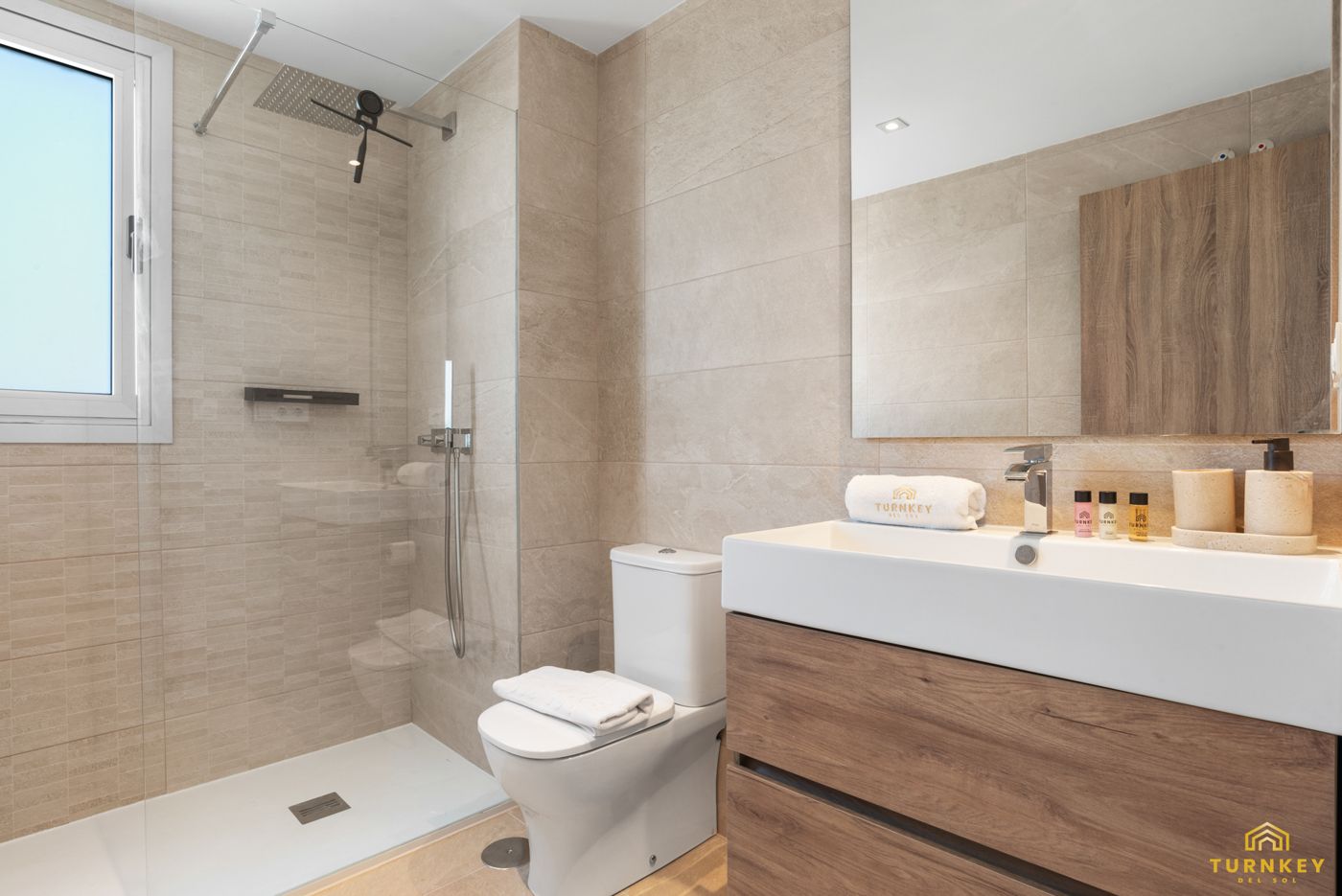 Badkamer met inloopdouche en regendouche