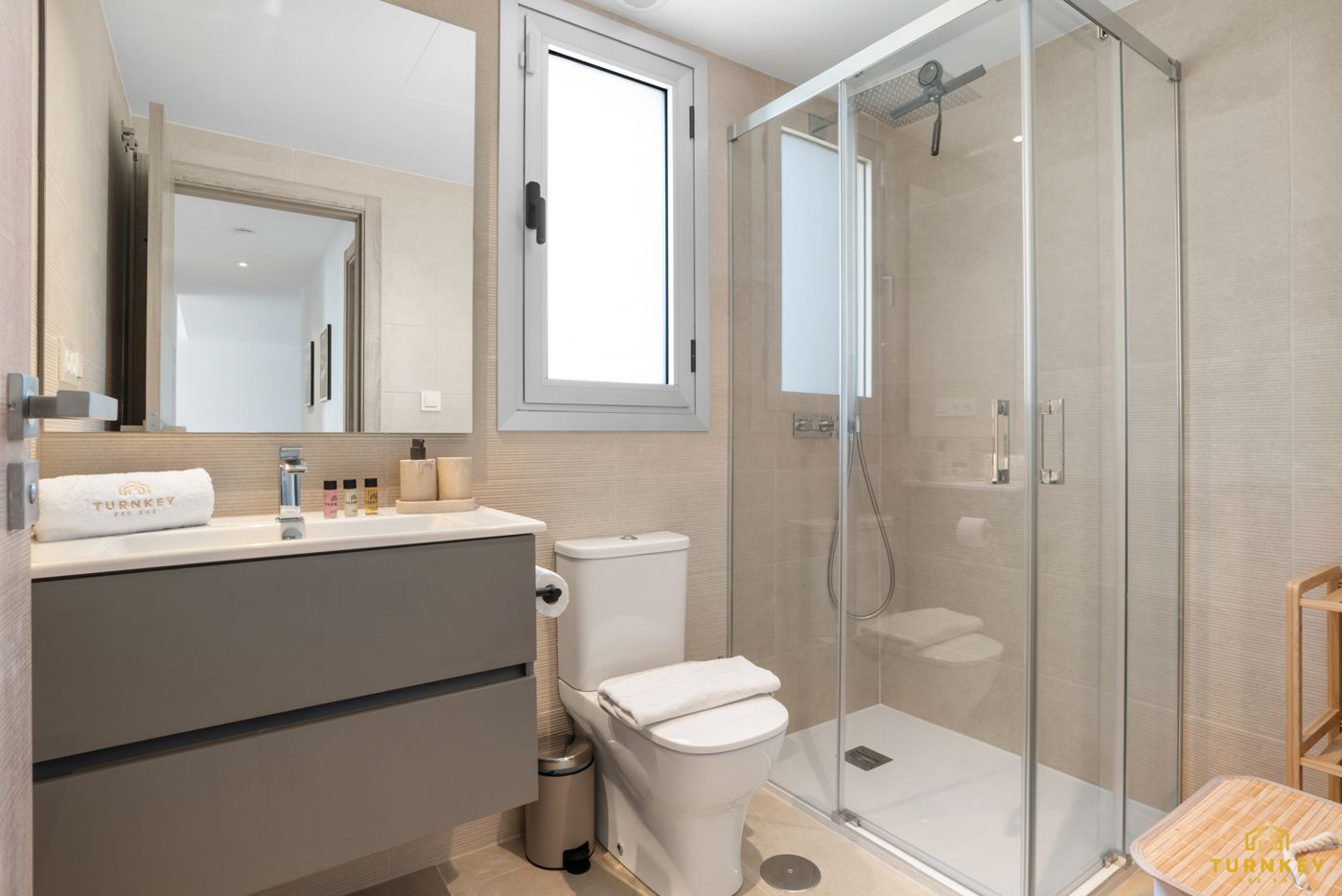Tweede badkamer met douchecabine