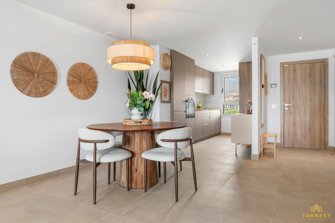 Ronde eettafel met keuken