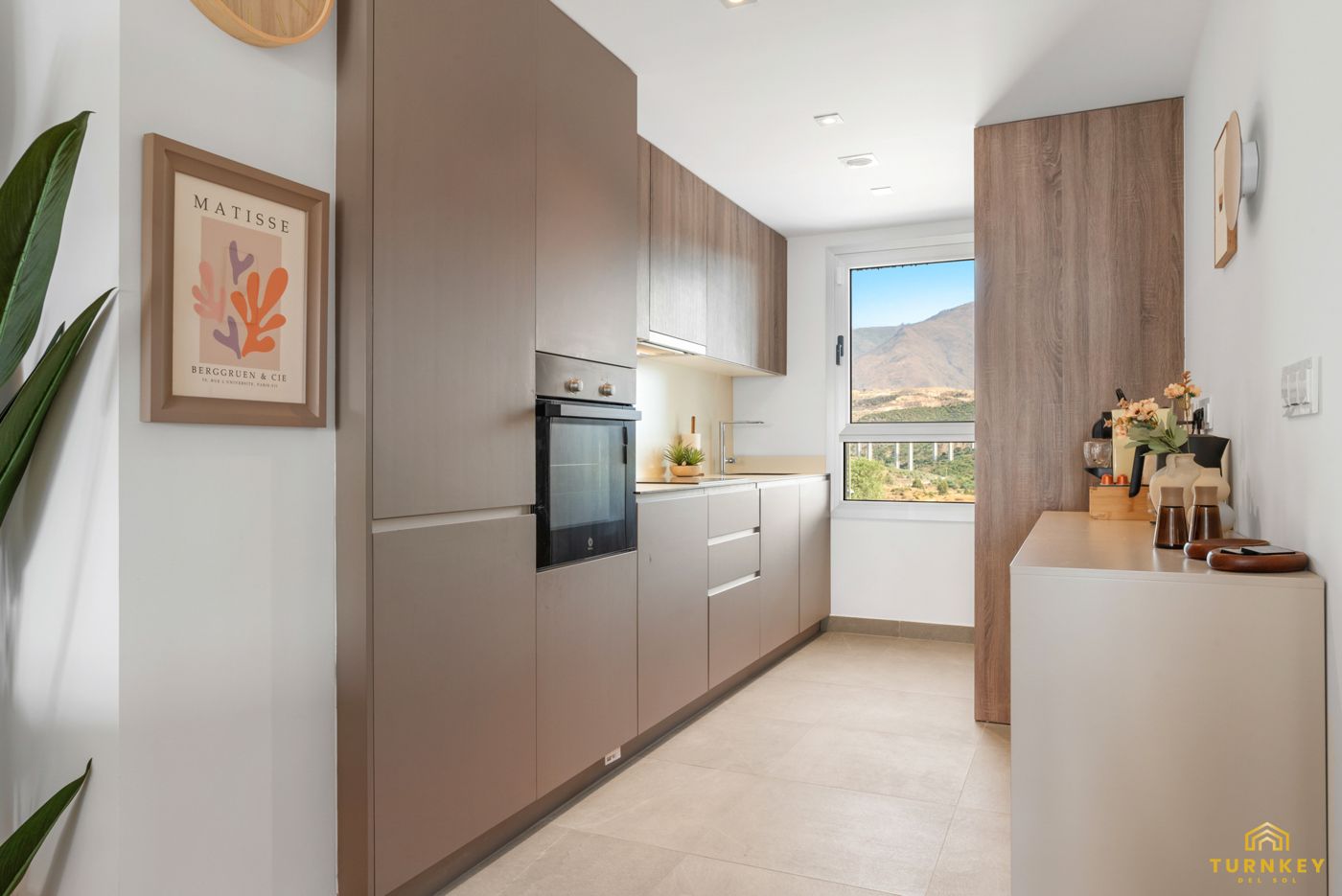 Keuken met oven en uitzicht op de bergen
