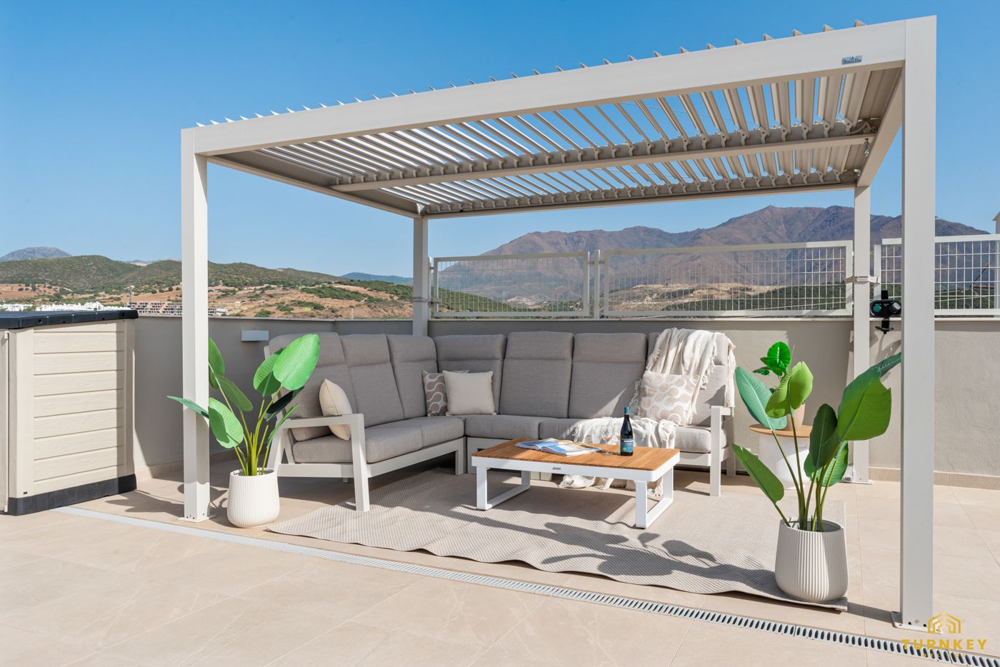 Loungeset onder een lamellen-pergola op het dakterras