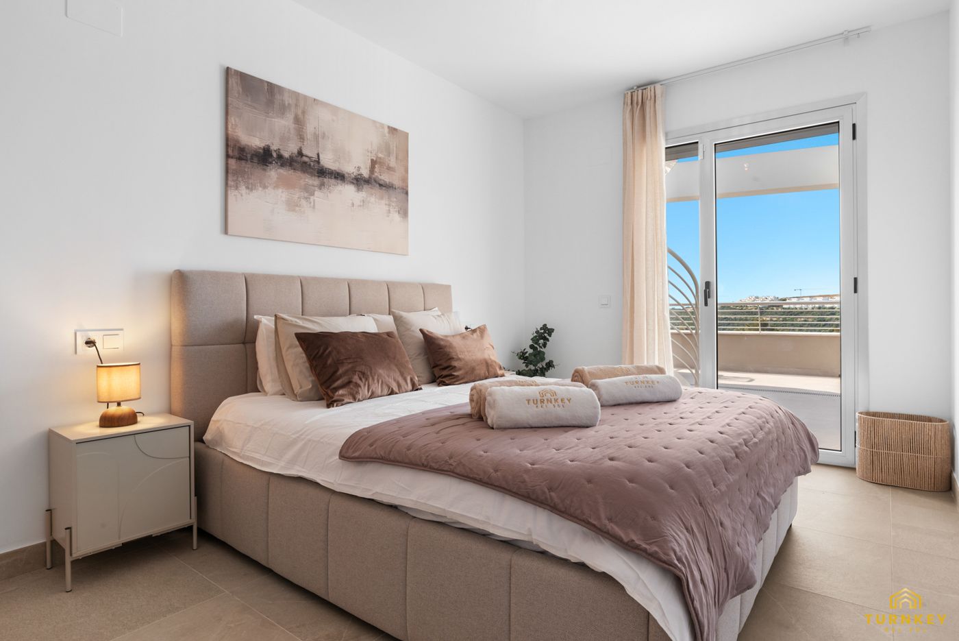 Slaapkamer met kingsize bed en deur naar het terras